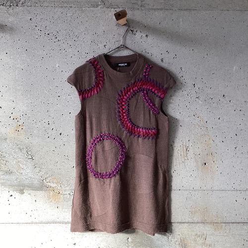 Circle embroidery high gauge knit tops