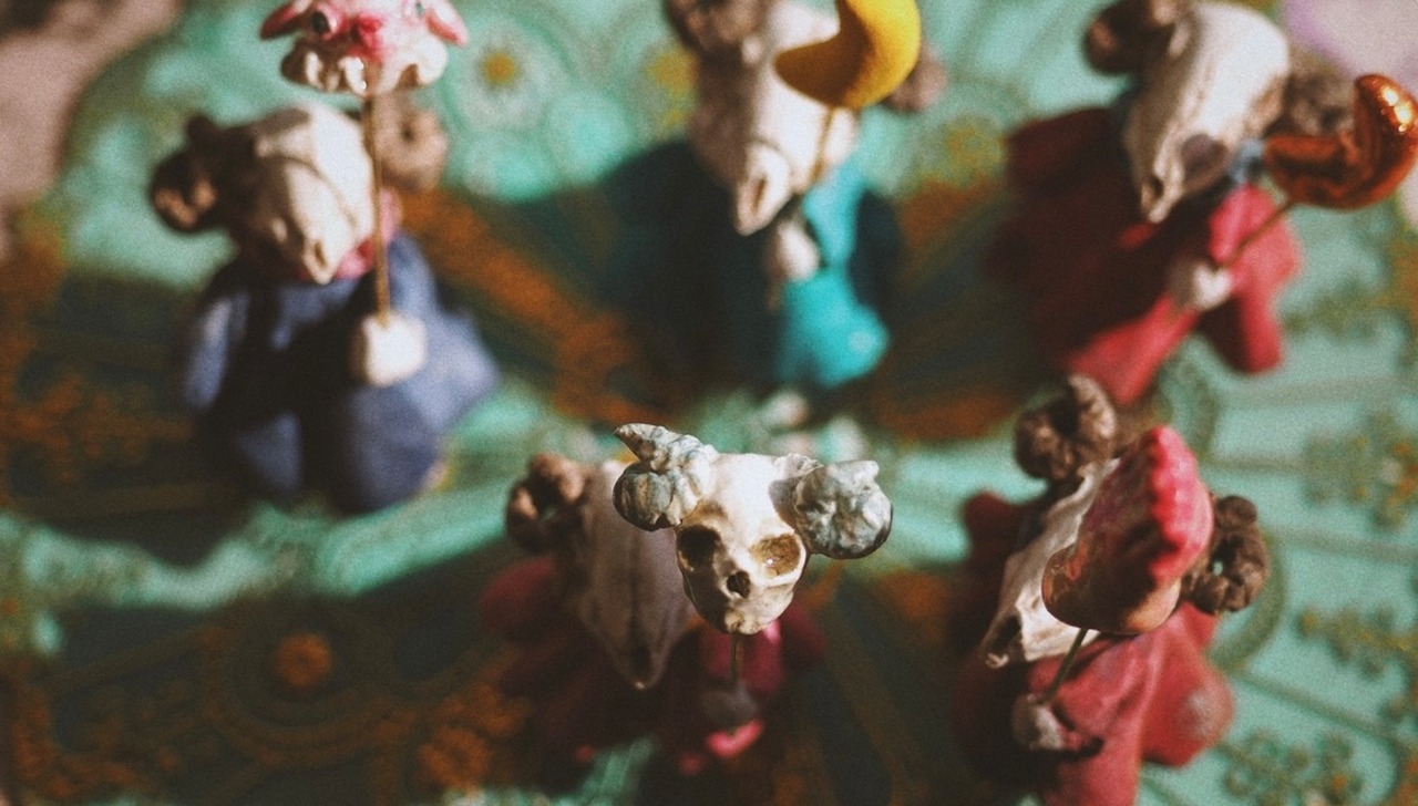 Hand-held doll of a colored bone sheep [skull]