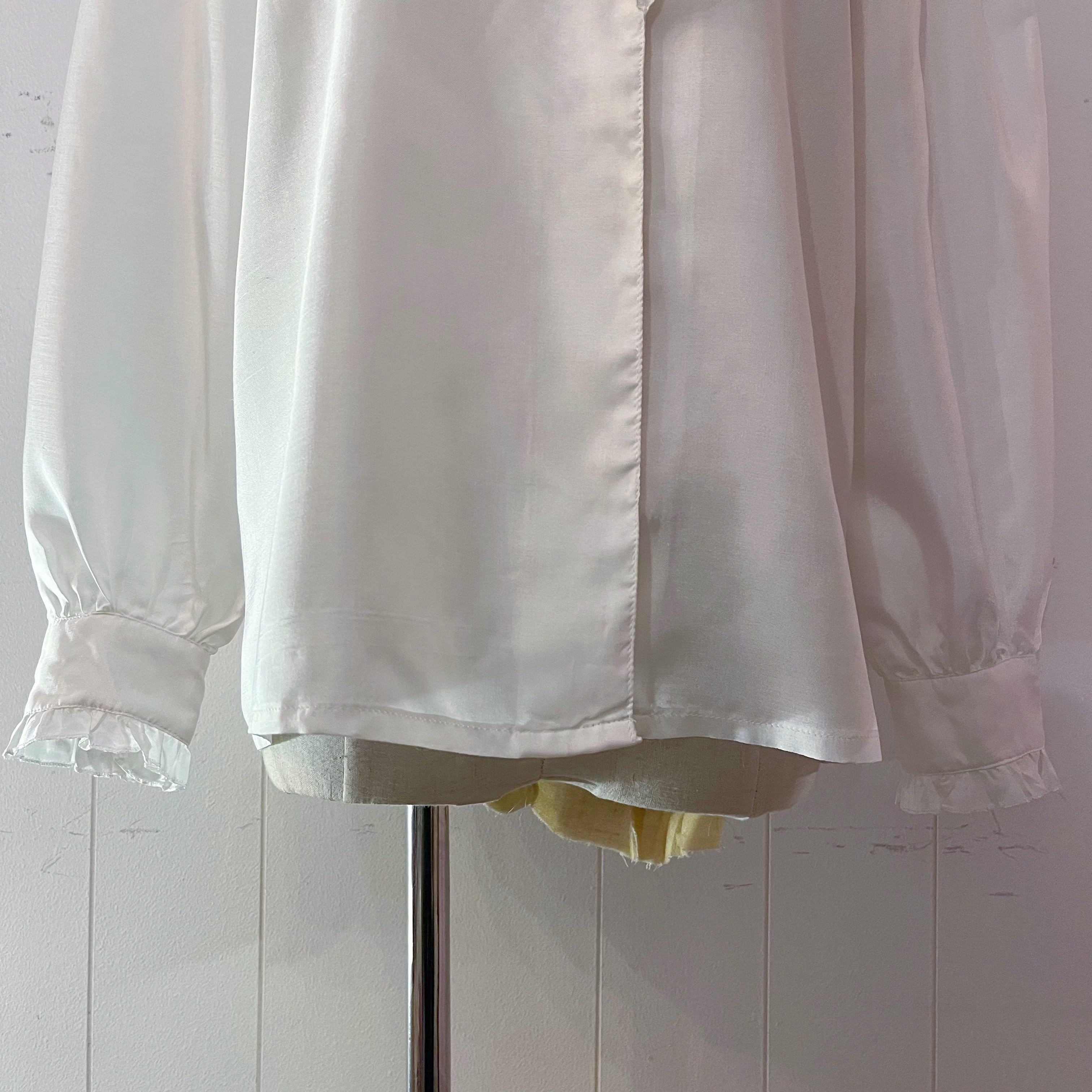 triangle frill mini scarf white blouse