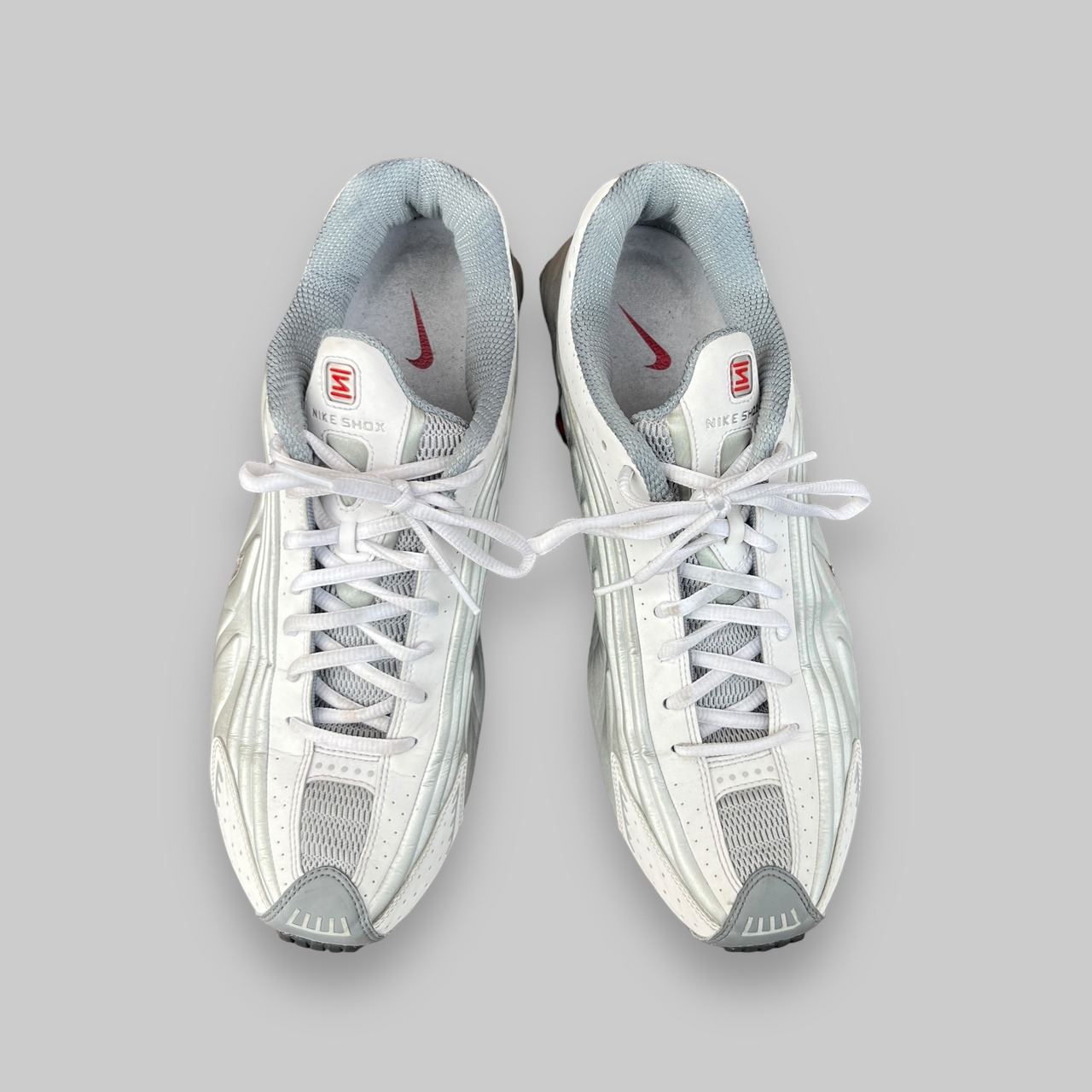 2019s Nike Shox R4 メタリックシルバー×コメットレッド | KOUHUKU