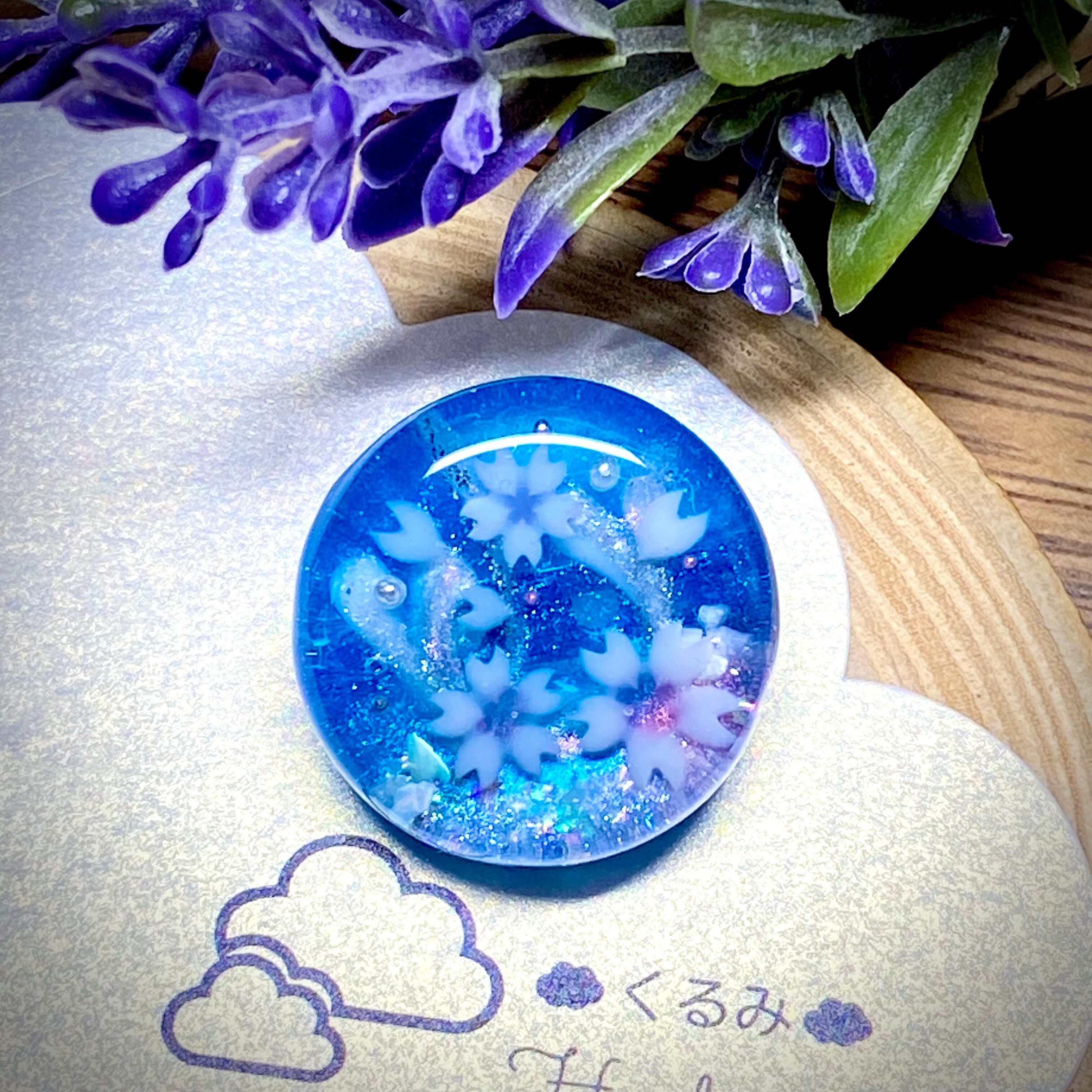 レジンブローチ 桜 丸プレート 24mm ターコイズブルー