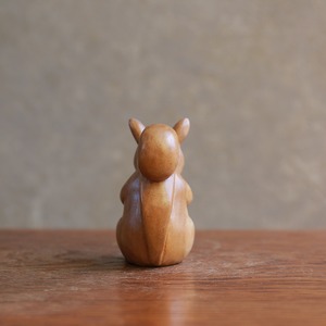 木の実を大事に抱えた、味わい深いリス