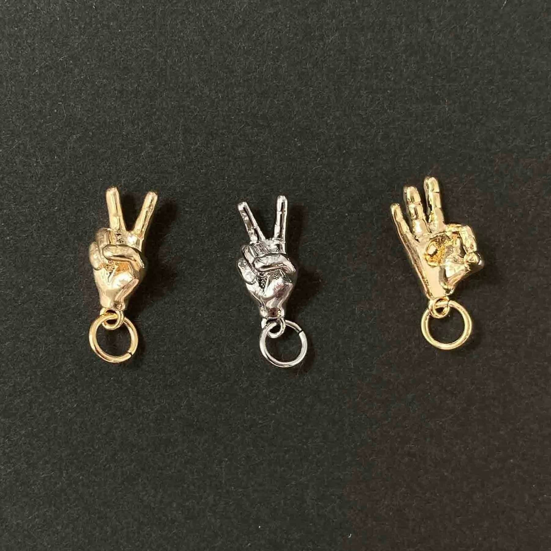 再入荷〉ハンドサインモチーフのメタルチャーム | Dua-アクセサリー