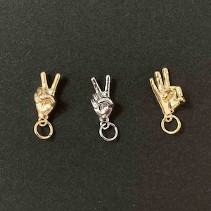 〈再入荷〉ハンドサインモチーフのメタルチャーム