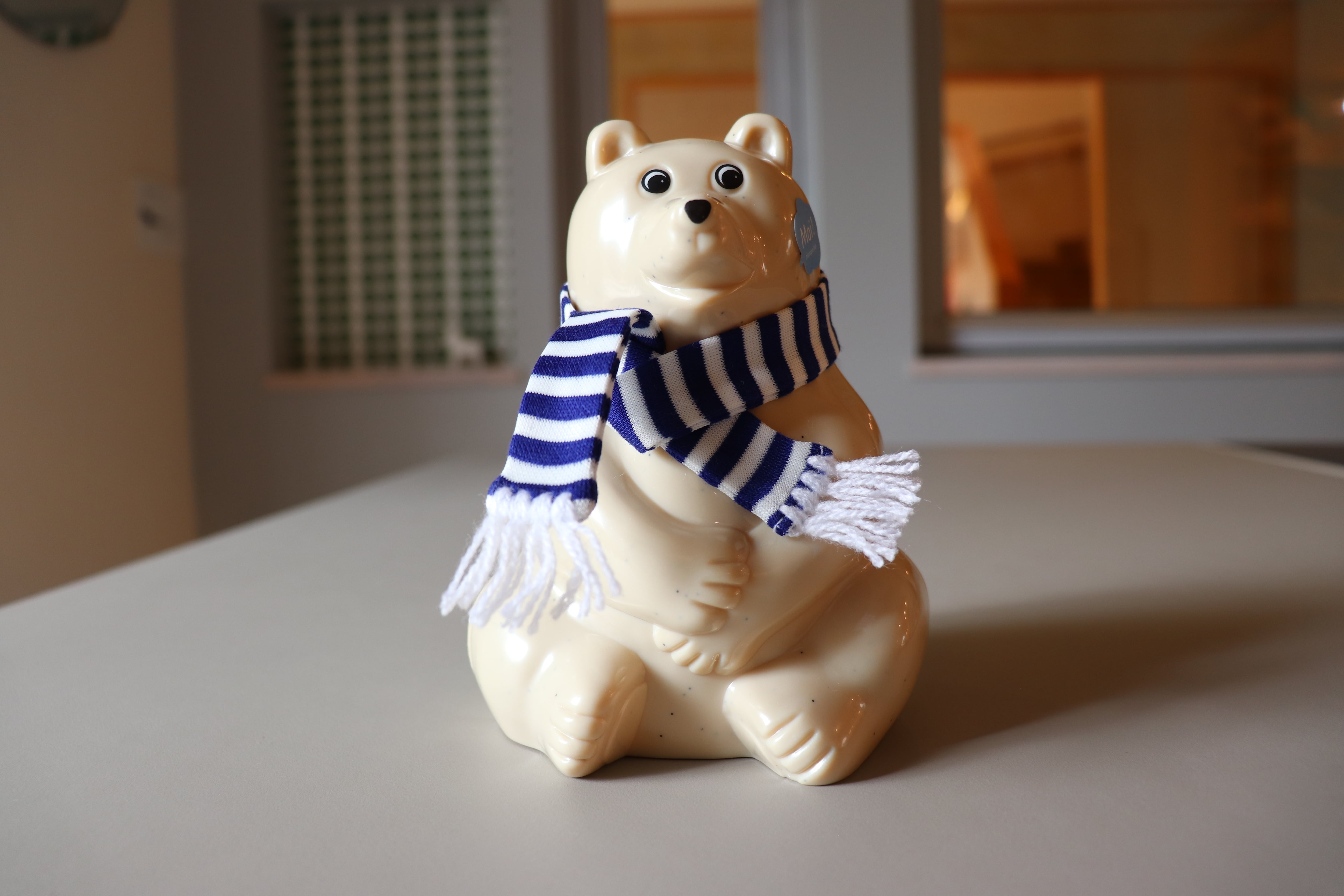 2025年限定カラーマフラー付き シロクマ貯金箱