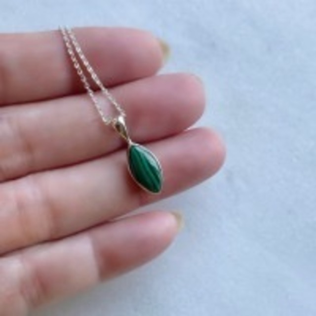 【超美石】マラカイト　マーキス型　ペンダント（チェーンつき）　5910