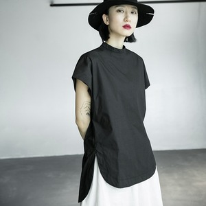 トップス レディース 送料無料 2色 フレンチスリーブTシャツ 半袖 Tシャツ おしゃれ ブラウス スタイル 小顔見せ 着痩せ 体形カバー インスタ トレンド フェミニン きれいめ かわいい コットン 綿 バックボタン オフィス 通勤 OL エレガント フェミニン クール モダン モノトーン カラーバリエーション ブラック ライトグリーン こなれ感 シンプル ベーシック 無地 夏 お出かけ アクティブ かっこいい クルーネック ラウンドネック ティーシャツ ブラウス スリット