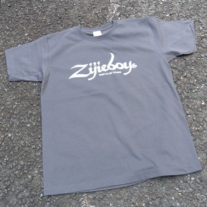 Zijieboys & CAL8175 "Zijieboys Logo" T-Shirt ／チャコール