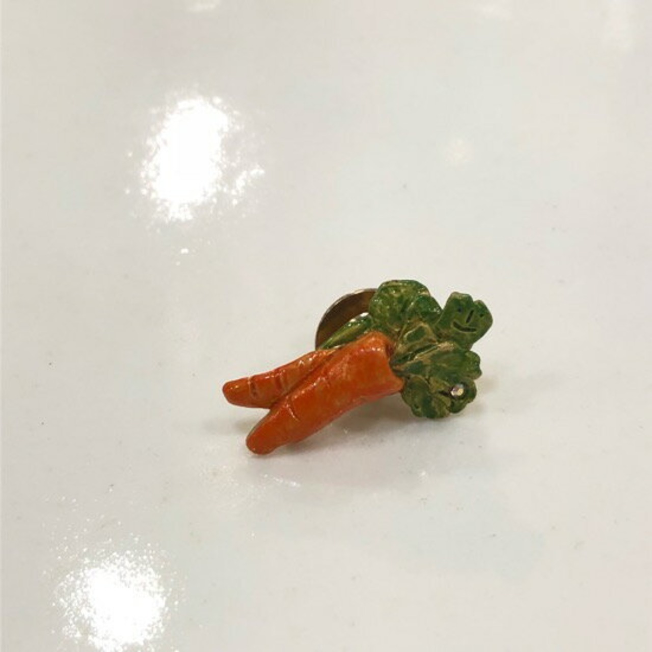 Palnart Poc(パルナートポック)　にんじん顔ピンブローチ