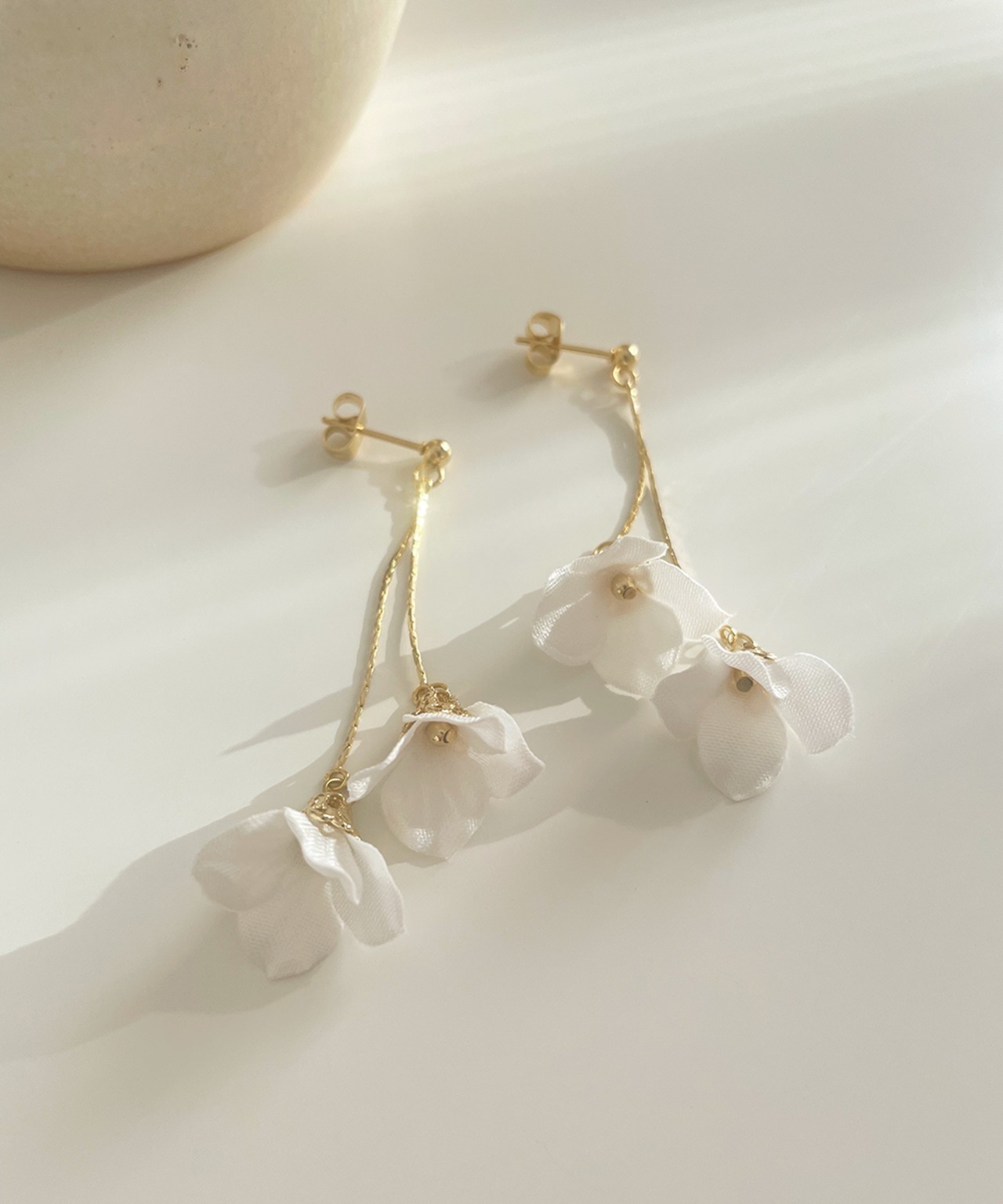 S I U R | Tu blanc lily earring / pierce