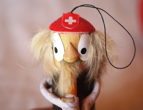 赤い帽子のホルン人形　スイス　木製人形