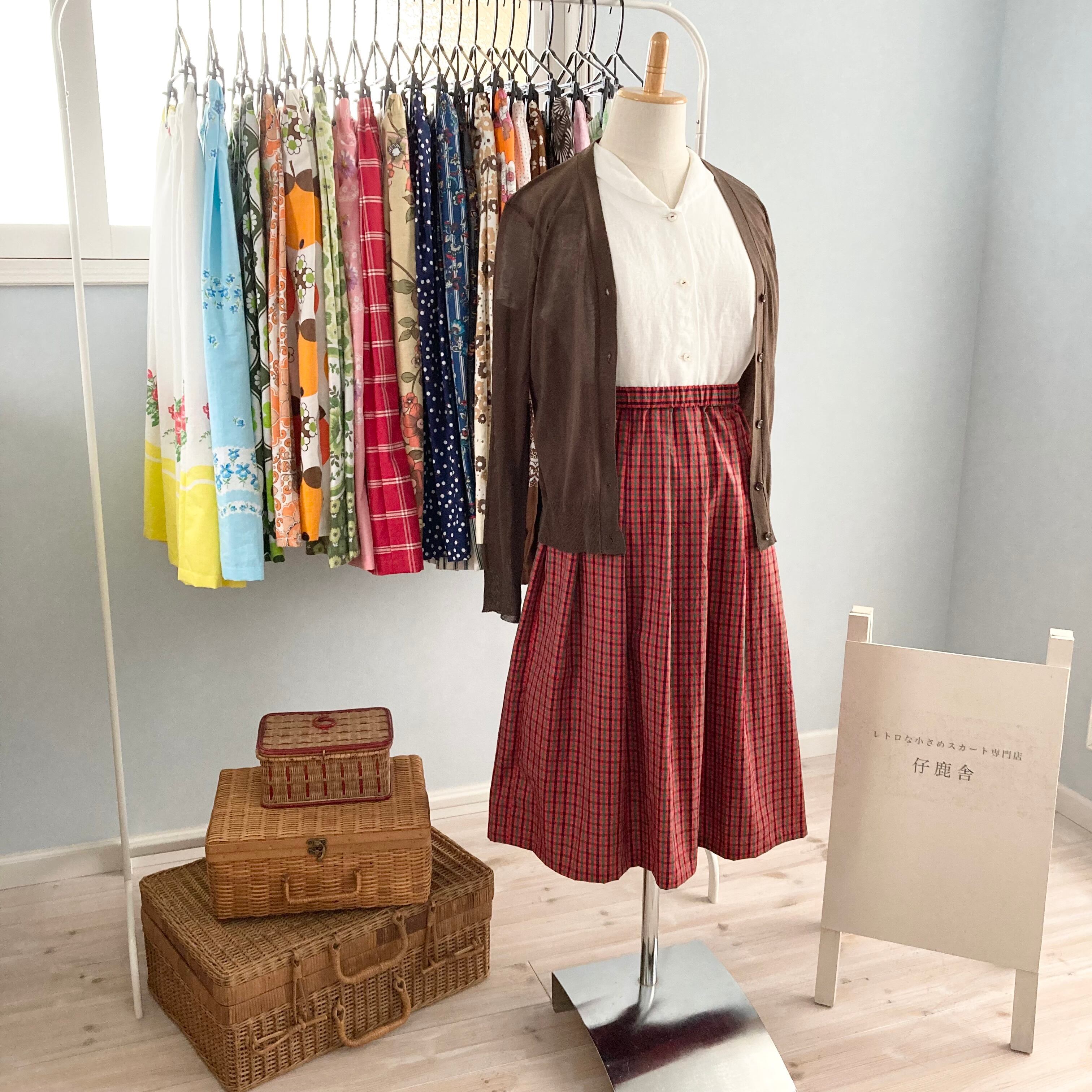 【美品】レオナール　フレアスカート　総柄　ウール×シルク　大きいサイズ　76 美品】レオナール フレアスカート 総柄 ウール×シルク 大きいサイズ 76