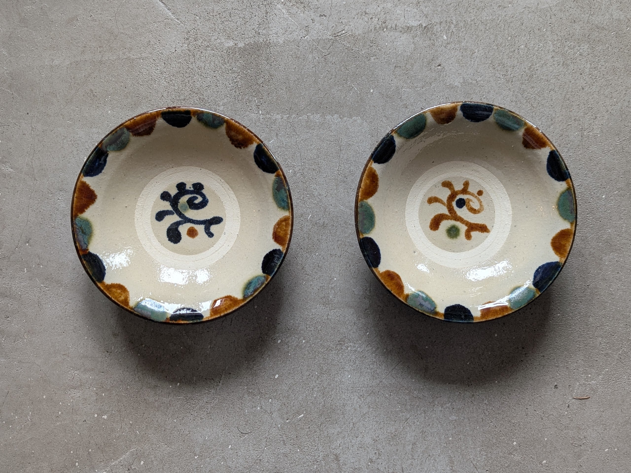 やちむん 5寸皿（フチ点・2色） | 勝窯 | inoya | Basic Life Store