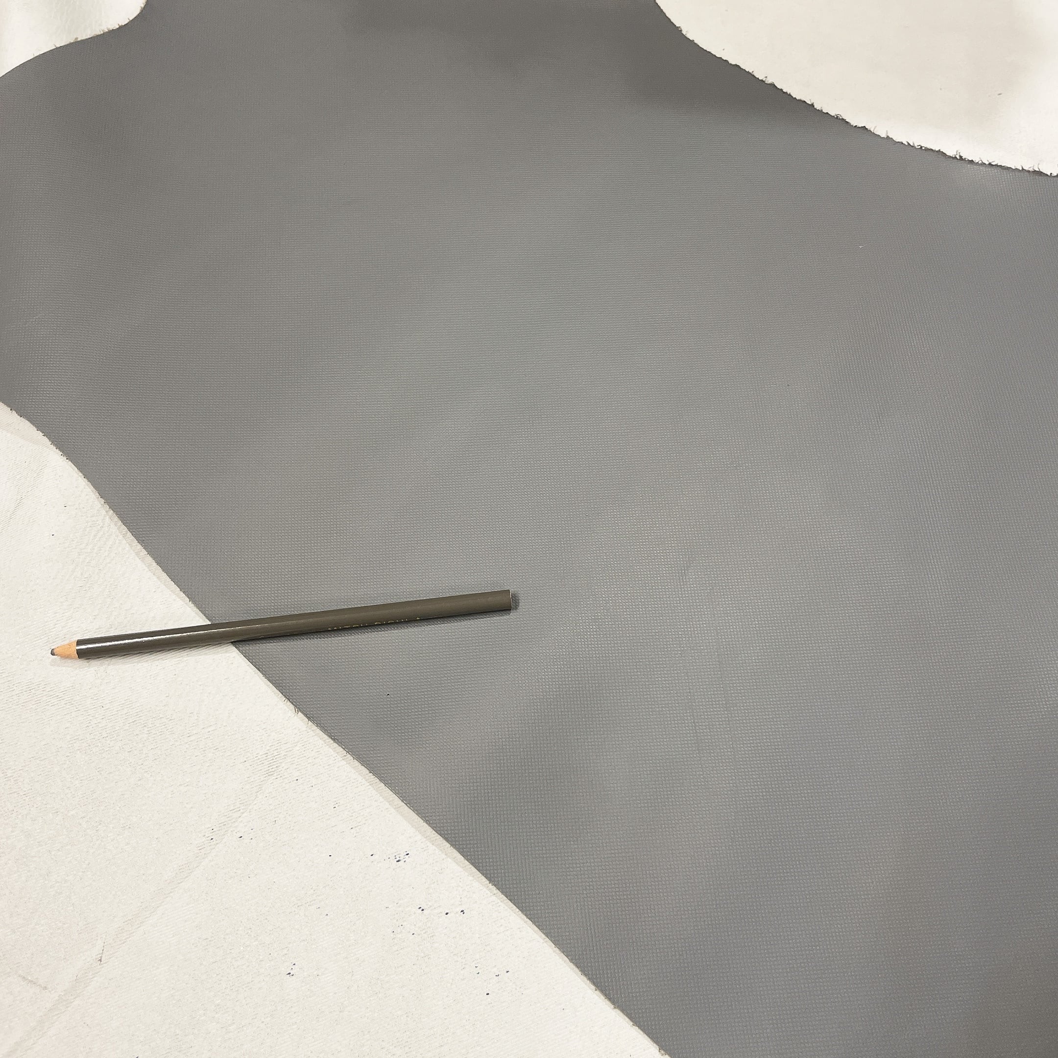 牛革 型押し【灰色】約1.5mm厚 [キズ、折り目有り] E5D-016 | and