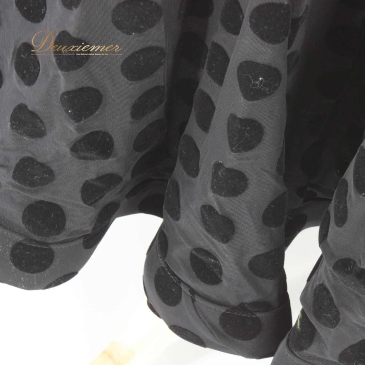 社交ダンス 衣装 スタンダード 上下セット ツーピース レッスンウェア パーティ衣装 Natural Spin ナチュラルスピン 水玉 ブラック系 ドット 黒 フロッキー加工 伸縮性 Mサイズ おしゃれ フィットネス ダンス用 スポーツウェア レディース 発表会 お出かけ 着心地良好 クラシック ドット柄 マルチシーズン ブラックドレス コーディネート かっこいい