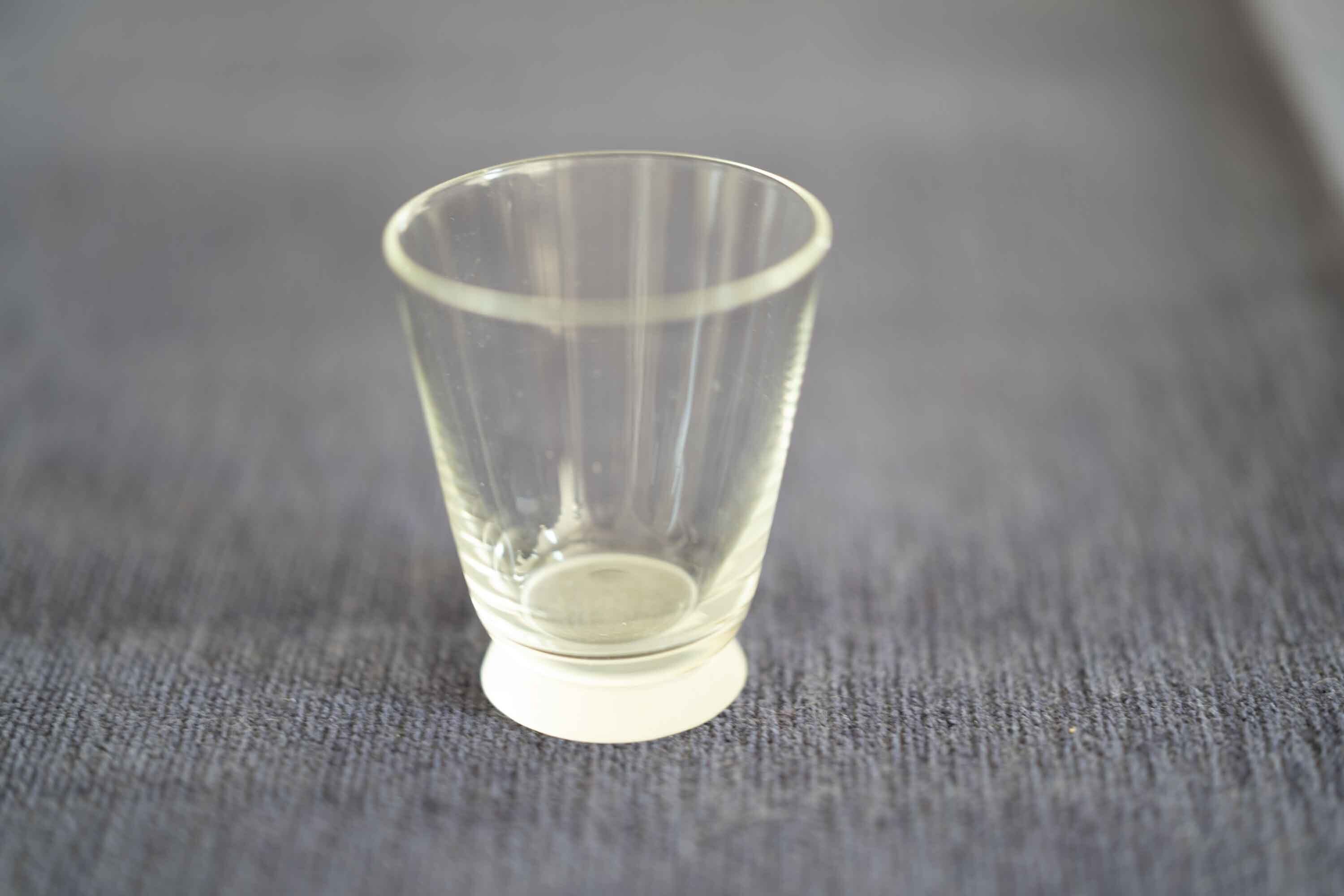 繊細なデザインがみりょくてき 北欧仕入れの小さなグラス 冷酒用のお猪口にピッタリです♪