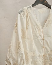 チャイニーズスタイルVネック刺繍ランタン袖シャツ