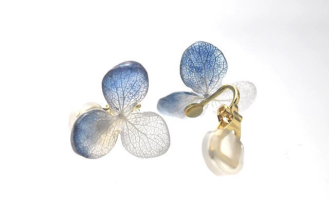 アジサイ【S/藍染】3枚花弁のピアス 14kgf / イヤリング | 清楚な野草