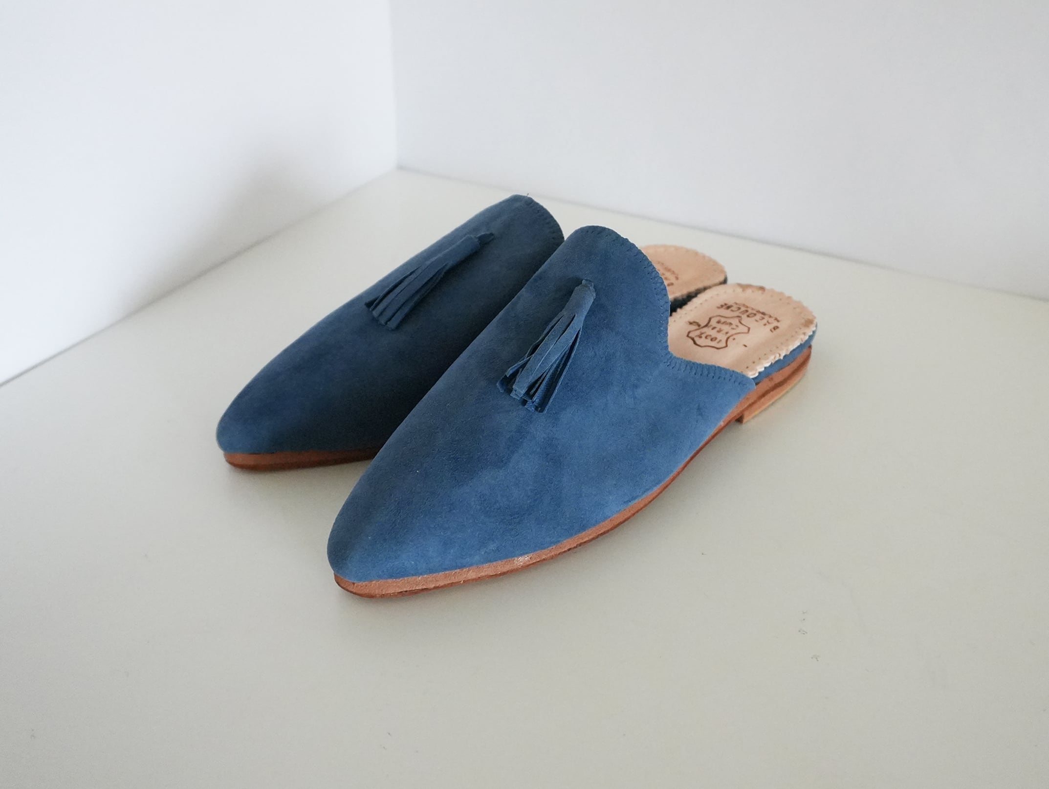 モロッコ バブーシュ スエード タッセル付き オリーブグレー ヒール付き