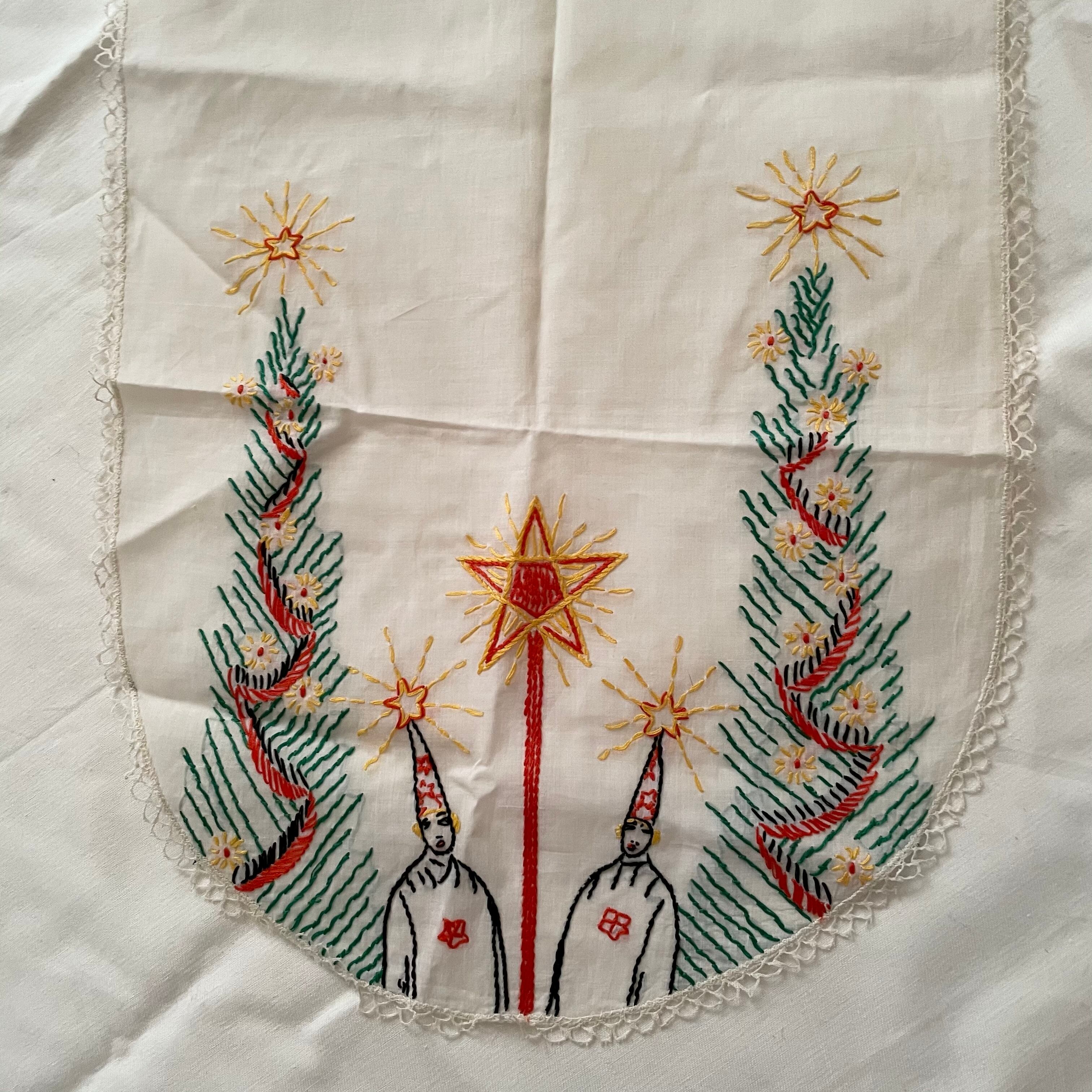 ツリーと人のテーブルランナー