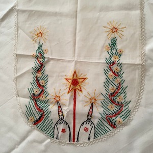 ツリーと人のテーブルランナー