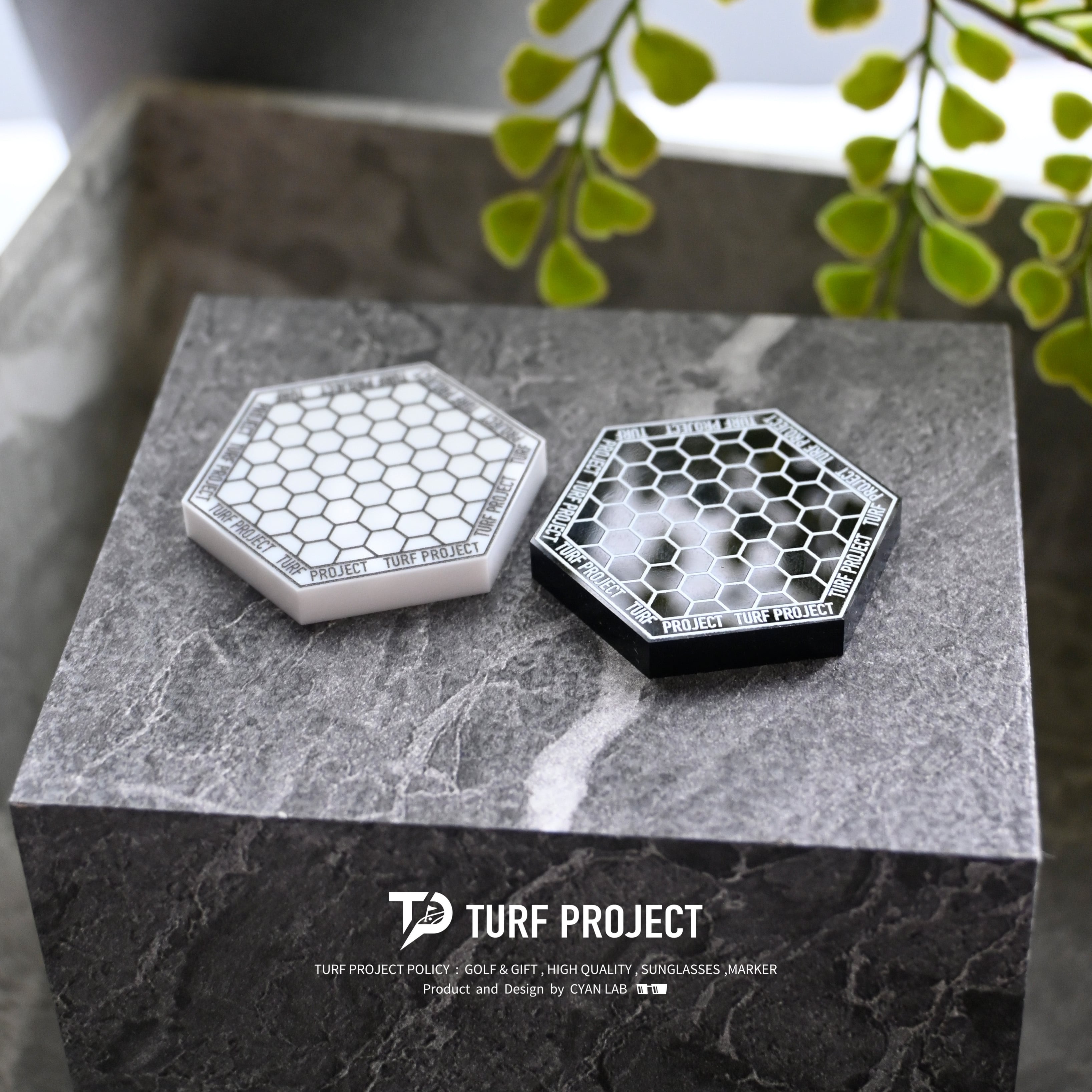 TURF PROJECT限定デザイン 白黒ゴルフマーカー［BEE蜂］2色セット