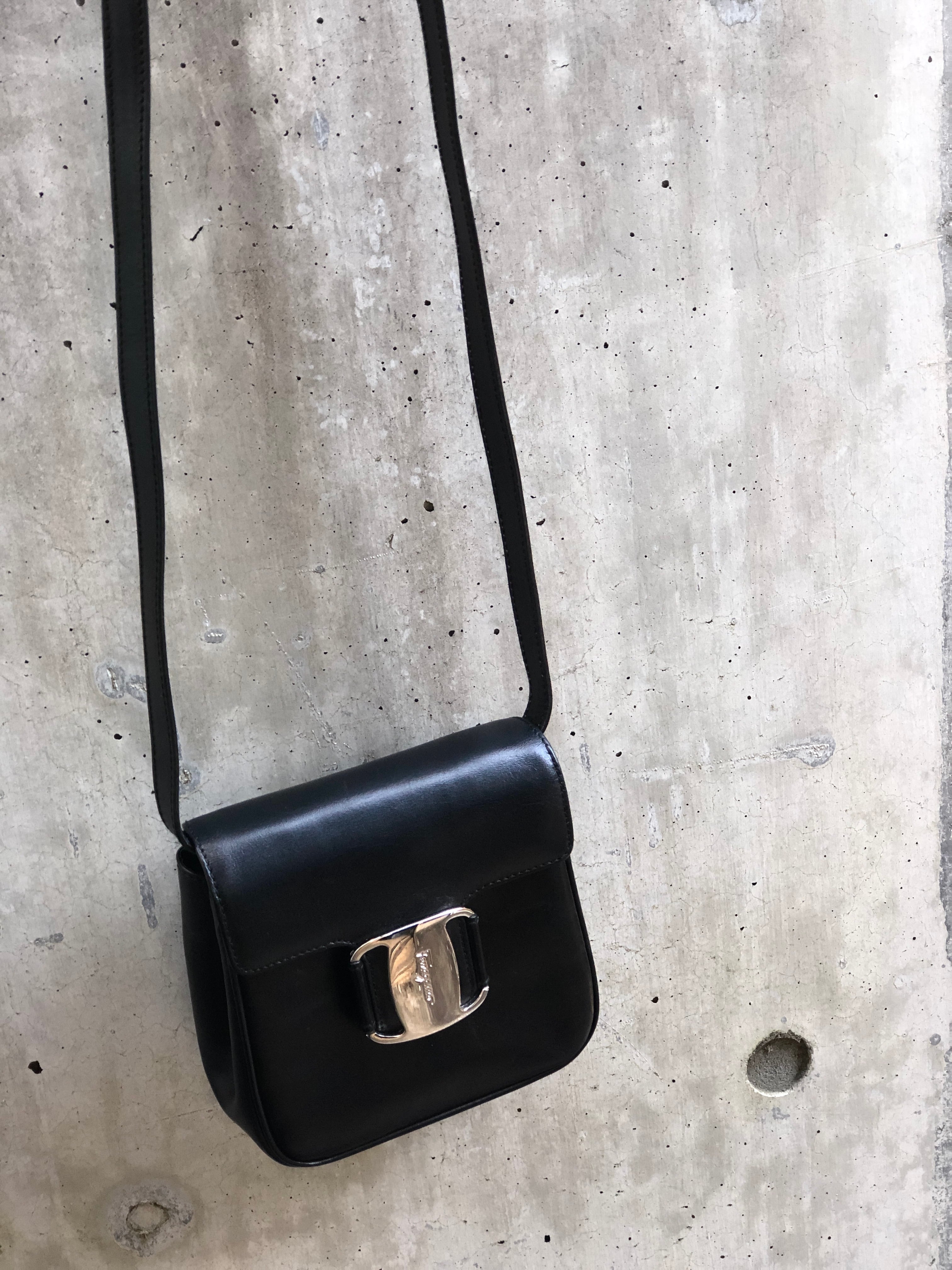 Salvatore Ferragamo サルヴァトーレ フェラガモ　ヴァラ　レザー　ポシェット　ミニバッグ　ショルダーバッグ　ブラック　vintage　 ヴィンテージ　xz4mrc | VintageShop solo powered by BASE