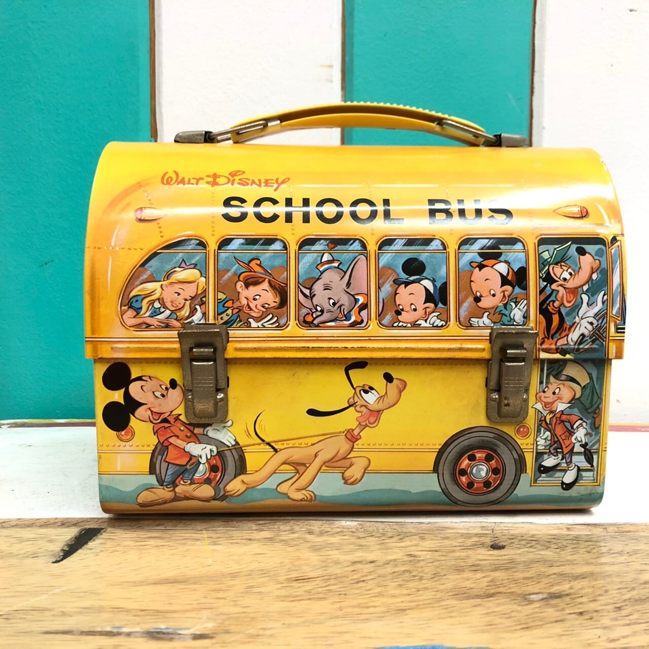 Disney All Stars SCHOOL BUS Tin Can Lunch Box【ﾃﾞｨｽﾞﾆｰｵｰﾙｽﾀｰｽﾞ ブリキ缶 ランチボックス】  | THE PUPPEZ☆e-shop　/ ザ　パペッツ松本-WEBショップ powered by BASE