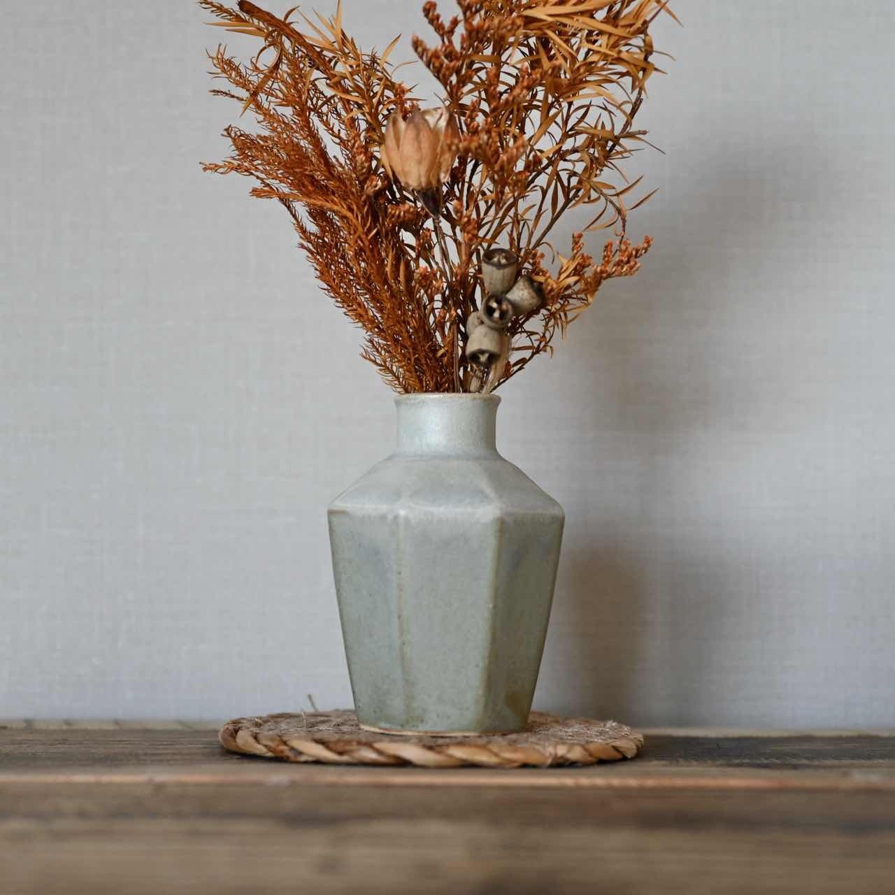 【 完売 】bon promenade 波佐見焼 八角花瓶 ブルーグレー|陶器 小さい ミニ花瓶 フラワーベース 雑貨屋