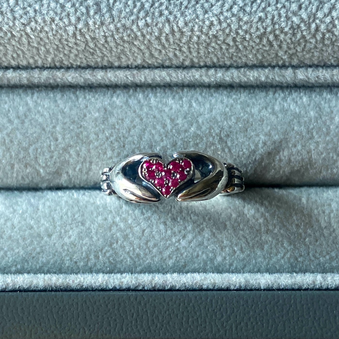 Silver925 ハートを抱く手のリング・ルビー(3号 8.5号)