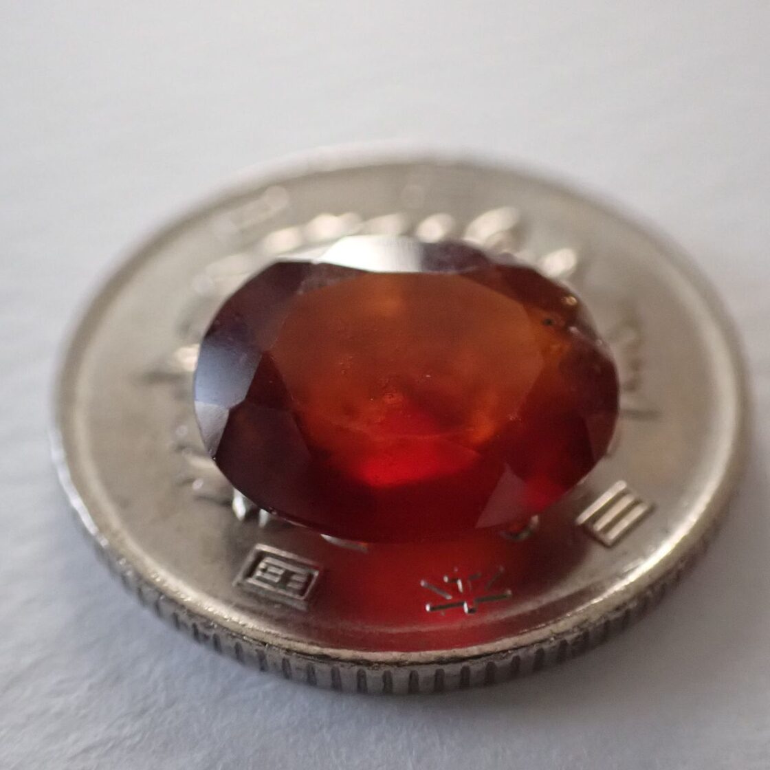 ヘソナイトガーネット オーバルカットルース 4.6ct 12mm*9.6mm*4.6mm 