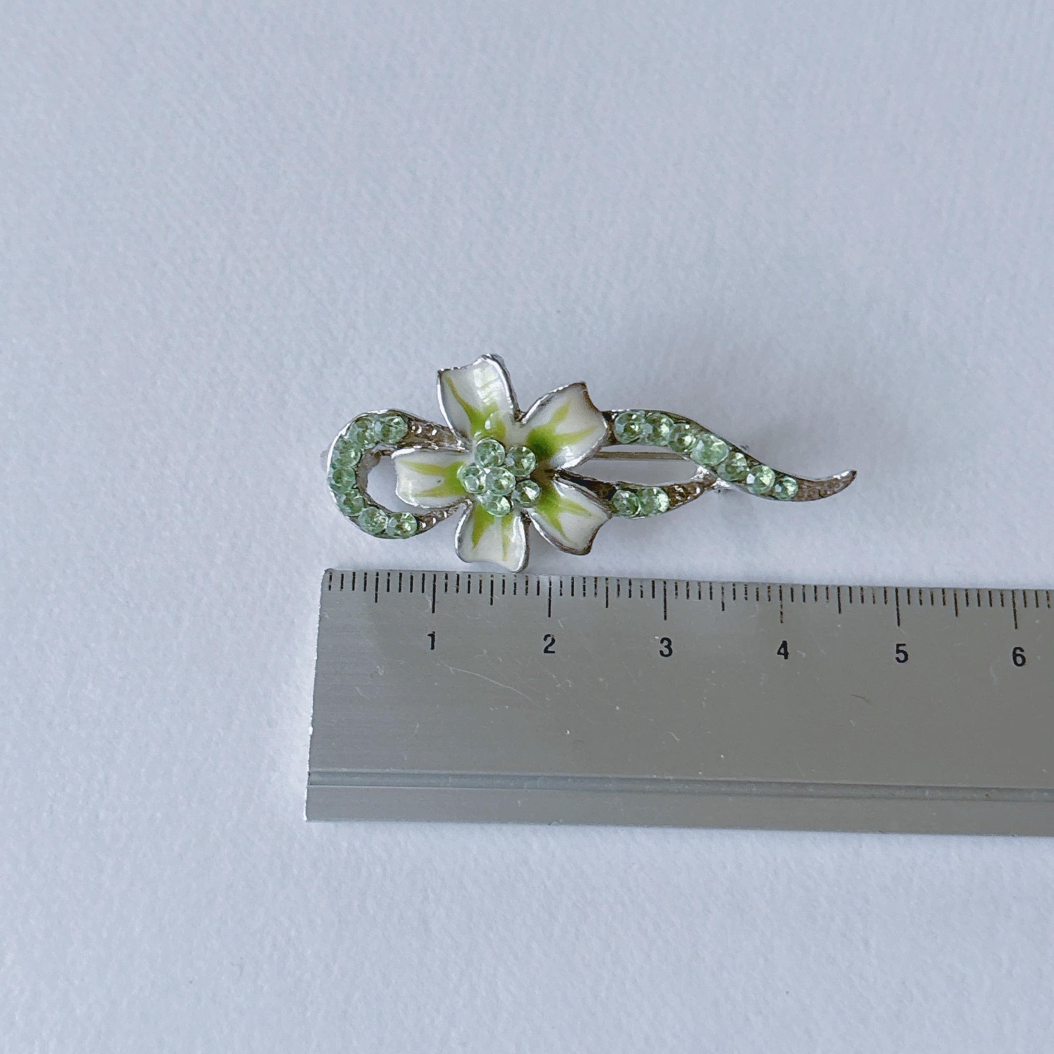 Vintage 80s silver tone green enamel rhinestone flower brooch
