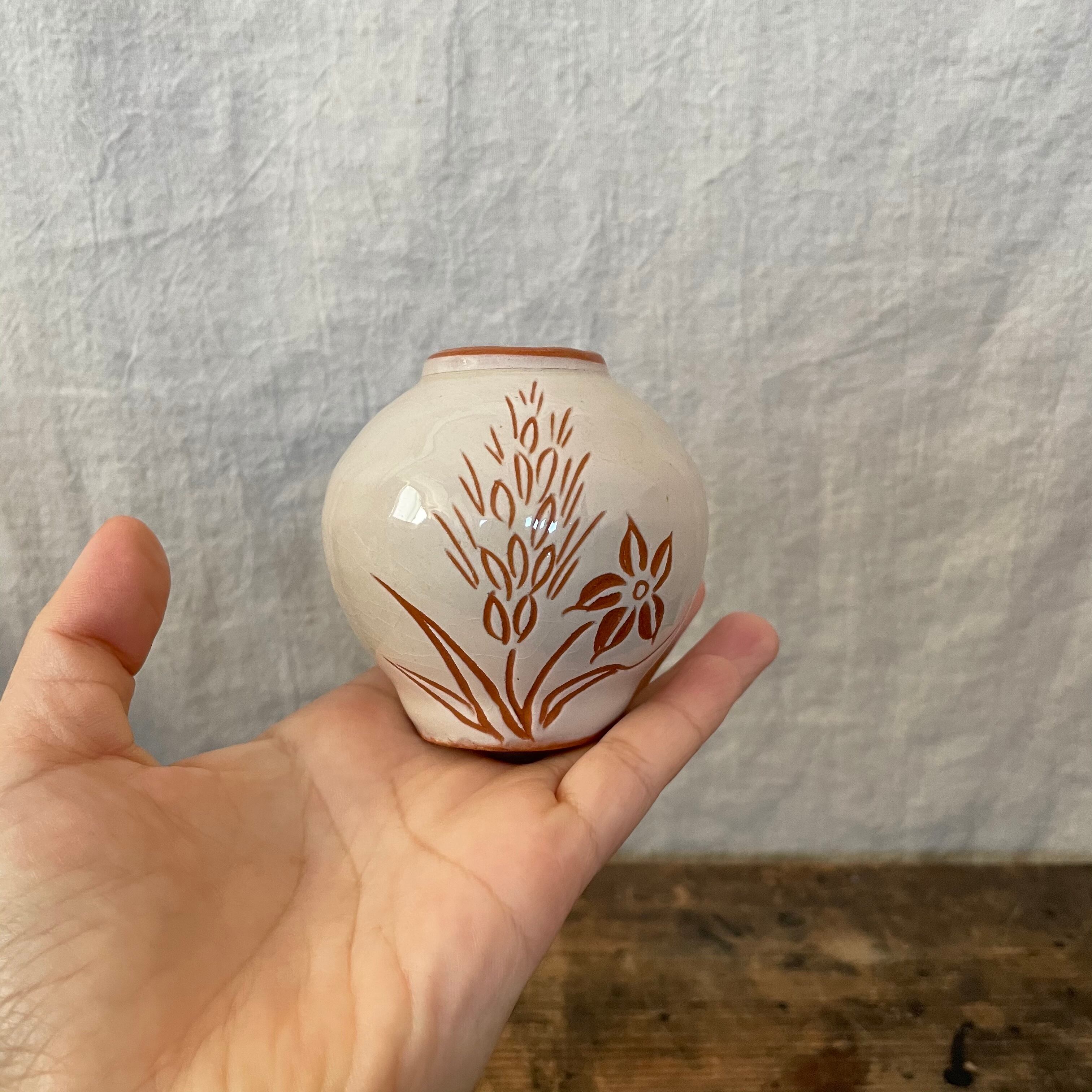 茶色い花模様の一輪挿し