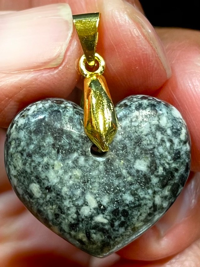 3) 日本銘石「遠野の石・ハート」PT