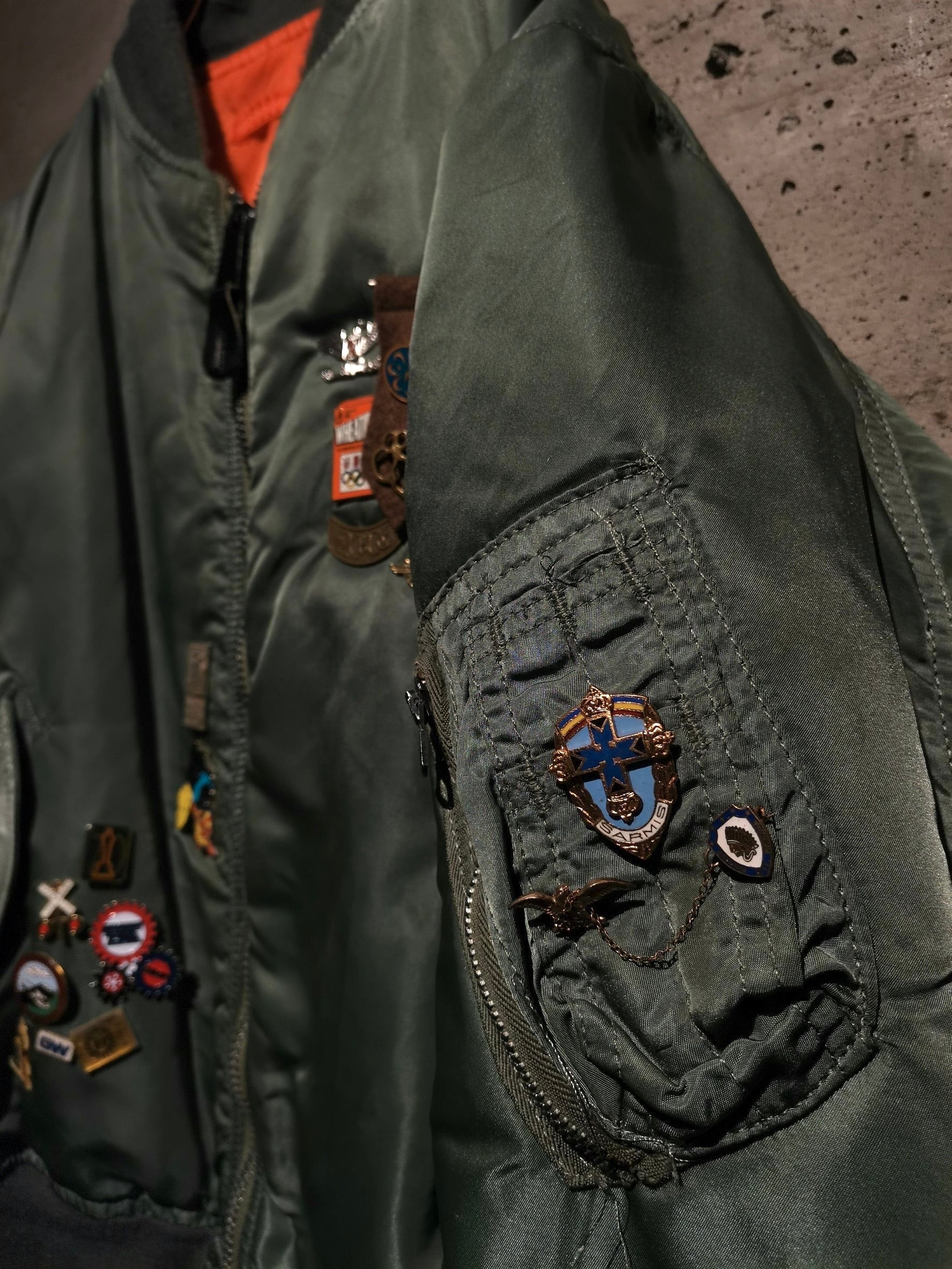 Caka】“ALPHA INDUSTRIES” Vintage Pins Custom MA-1 Flight Jacket