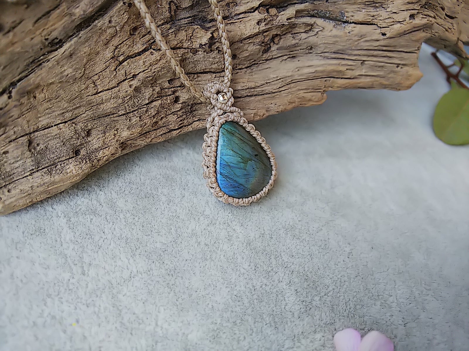 しずく型ラブラドライト シンプルマクラメネックレス | 月と太陽の