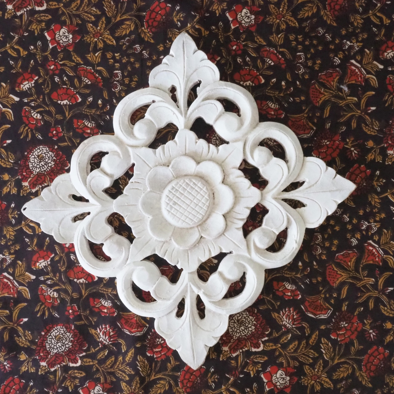 ブロックプリント生地【50cm単位】インド綿 花柄 黒×赤 #38210-BK1