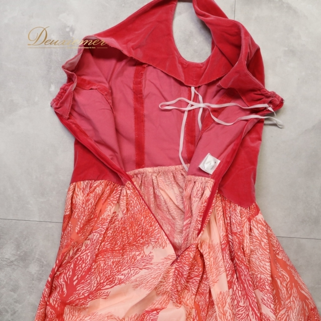 フラダンス 衣装 ワンピース ドレス オレンジ系 メネフネプランテーション 日本製 MENEHUNE PLANTETION ハワイアンプリント ベロア ワンショルダー フリル 華やか 鮮やか かわいい おしゃれ 上品 大人っぽい 高級感 レッド系 橙 赤 フラダンス衣装 ハワイアン ドレスワンピース カジュアル レディース かわいいデザイン 上品な雰囲気 きれいな色 おしゃれなスタイル フリルデザイン