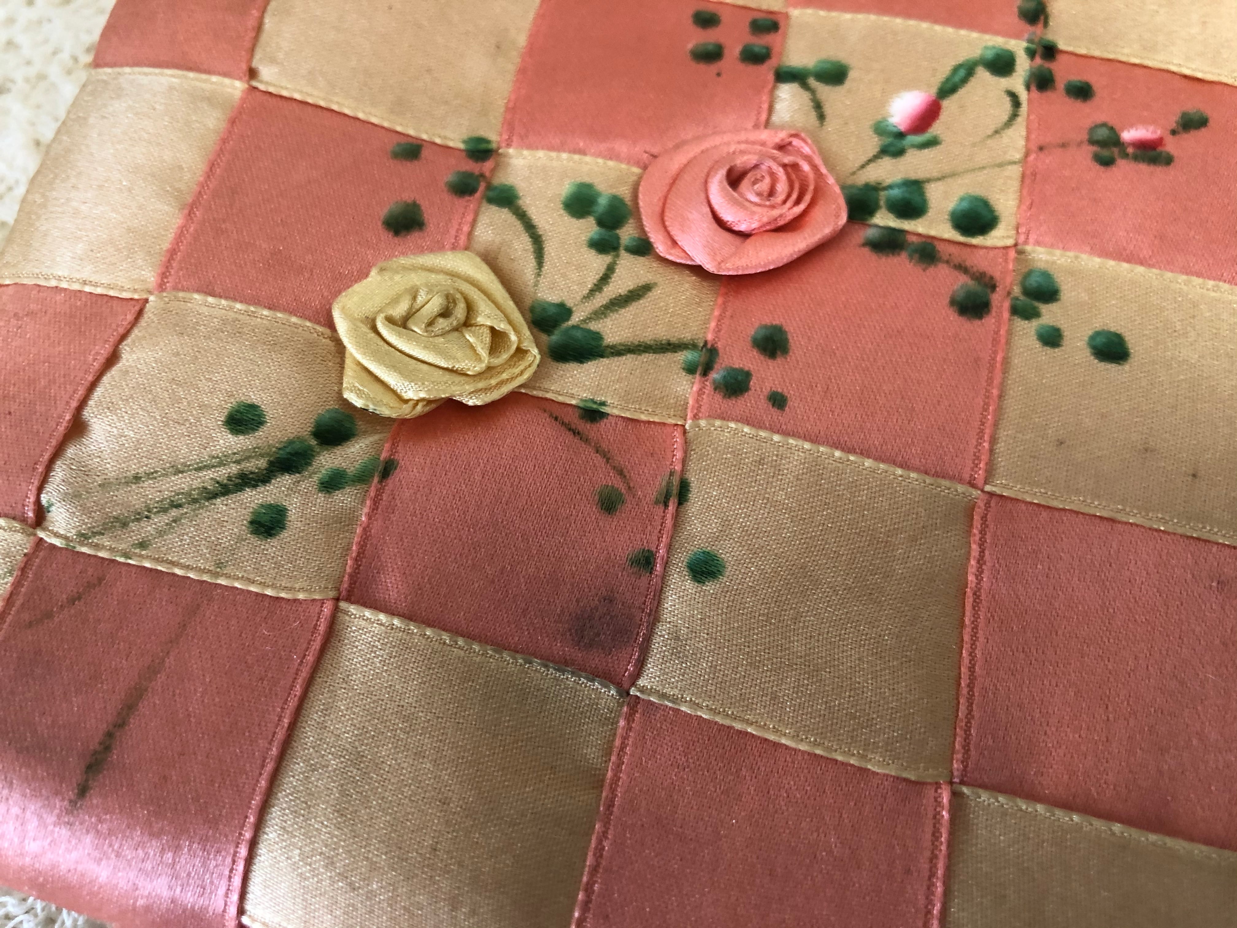 フランス アンティーク シルク 薔薇の刺繍 ハンキーケース | le