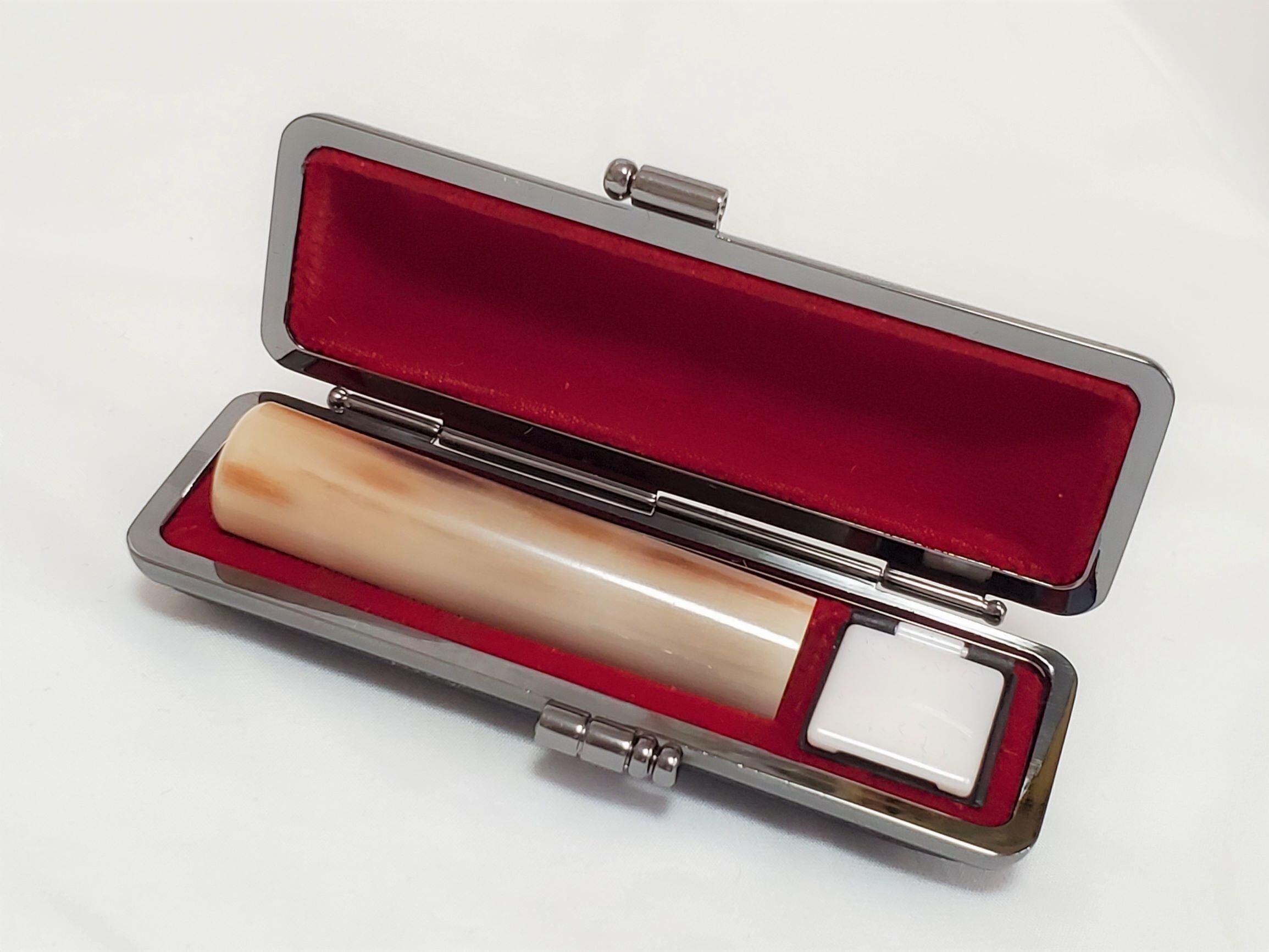 男性用銀行印　13,5ミリ丸　高級印材の牛角(色)芯持ち＋ソフト牛革ケース(黒)＋書体