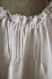 フランス 1900s リネン 小さなレースとピンタックとギャザーワンピース アンティーク