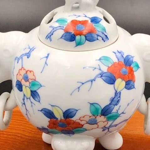 伊万里焼 赤絵金彩 獅子文 丸形三足香炉 透かし火屋付 時代箱付 D