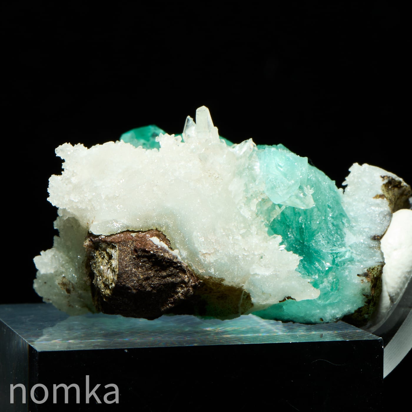 グリーンアポフィライト(AAA)原石台付(インド産)16.2g ngem-0028 | nomka