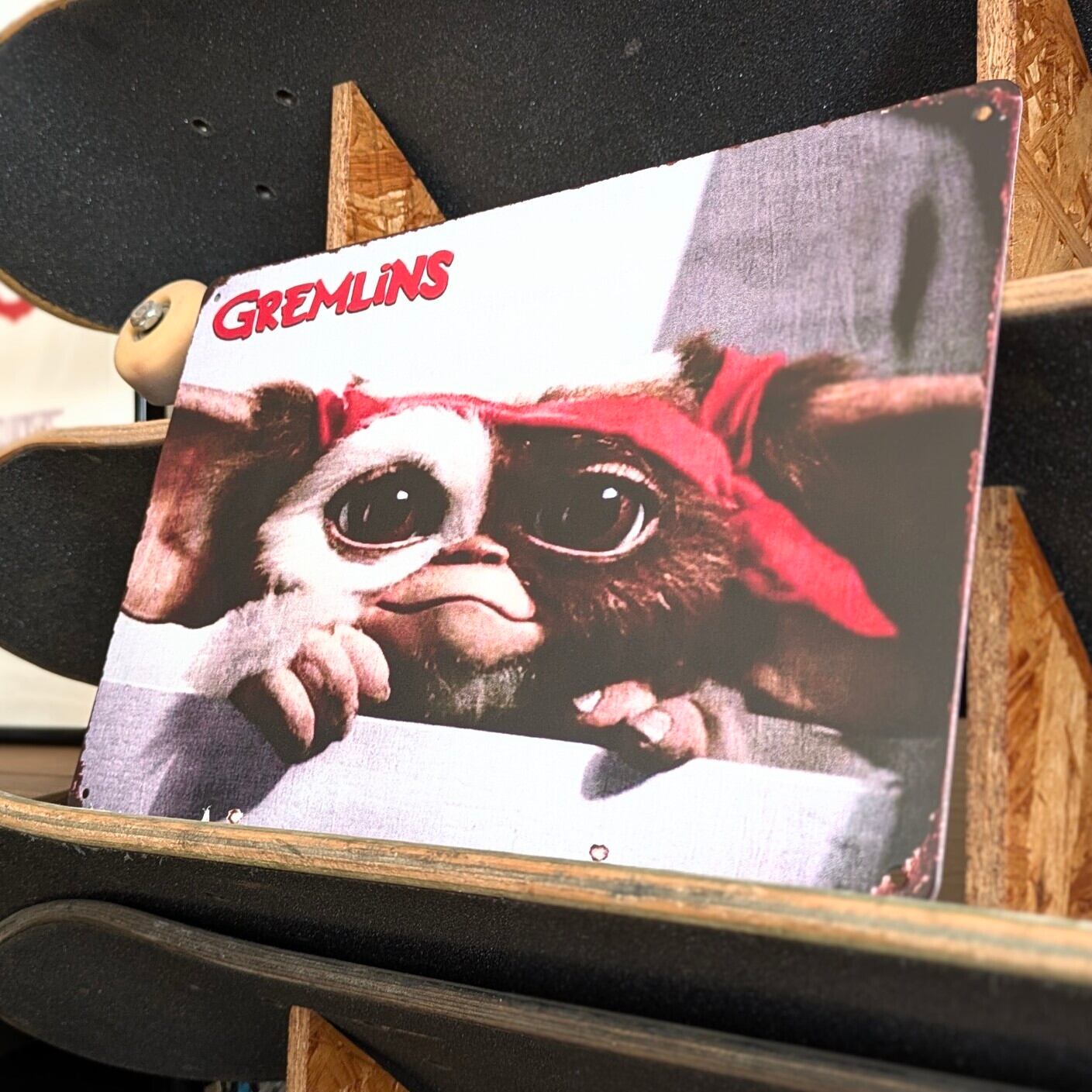 送料無料！ちょうどいいブリキ看板【 Gremlins （ グレムリン ）】ギズモ  METAL SIGN / メタルサイン / ブリキ看板 / サインボード / ビンテージ加工 〚アメリカン雑貨 アメトイ〛