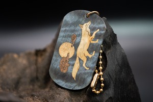 スタビライズウッド 楓 ドッグタグ 象嵌 十五夜きつね