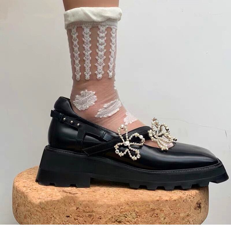 【新作】【送料無料】 秋の新作レディース厚底花パールスクエアヘッドレザースモールレザーシューズシングルシューズレトロメアリージェーンシューズ 靴 オータム 秋物 真珠 フラワーデザイン スクウェア 10b364462274291