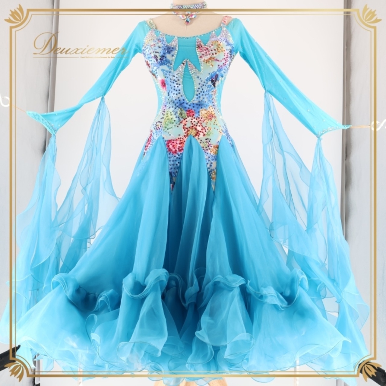 社交ダンス 衣装 スタンダードドレス ドレス ワンピース スタンダード フロート フリル ベロア 水色 デモ 競技 ダンス パーティ 発表会 レース 豪華 綺麗 ブルー系 フロア映え スカート 重ね フワフワ 舞う エレガント 女性用 競技用ダンス衣装 発表会衣装 おしゃれ パーティードレス ステージ衣装