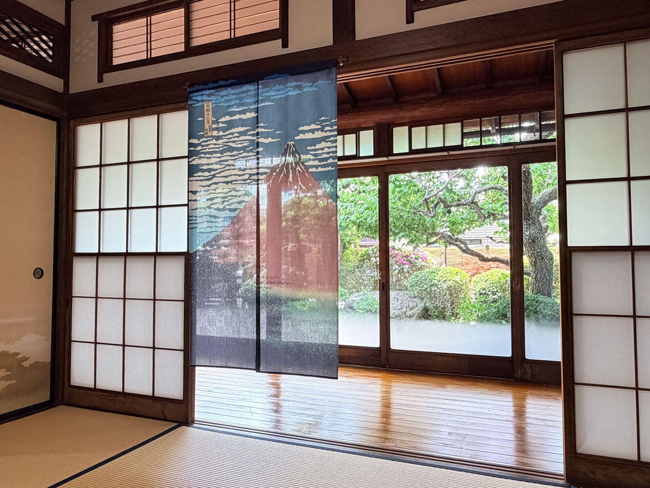 和柄のれん　赤富士　幅85×丈150cm　中国製　市松柄レース【AM11時までのご入金で当日出荷】5070