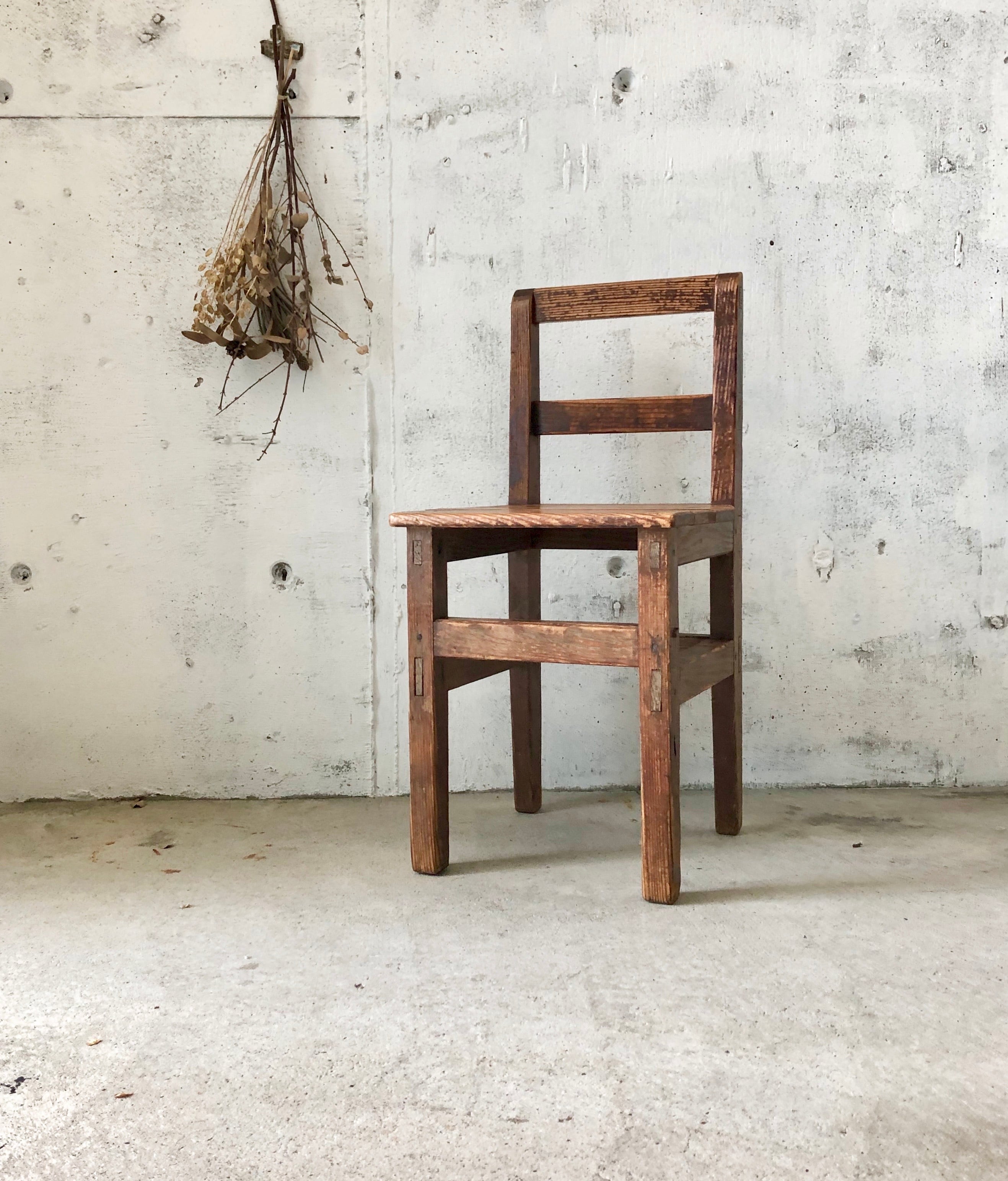 個性のある姿の木製チェア［古家具］ | giraffes craft