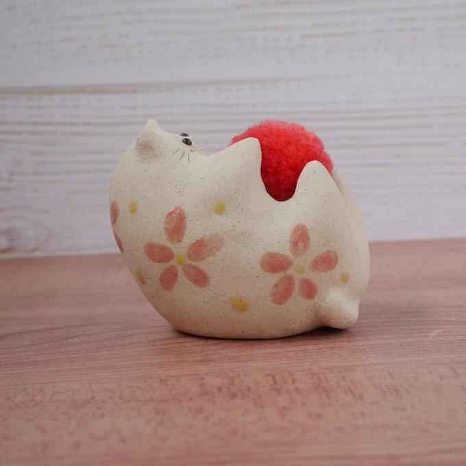 オリジナル陶器猫「ねこのひげ枕」へそ天タイプ 子ねこ 赤花柄 | Dela猫